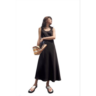 LIBÉ - Đầm dài qua gối được làm trên nền vải silk màu đen