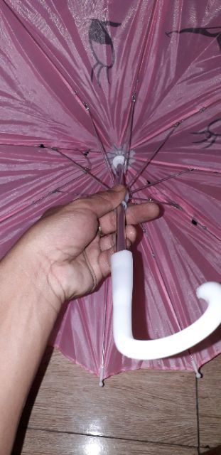 Chiếc ô dù tai thỏ màu hồng có 10 nan bằng thép không gỉ dài 40 cm