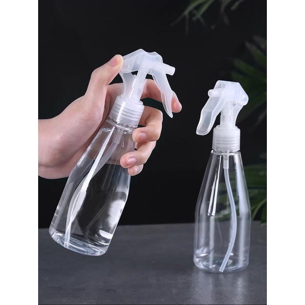 Bình xịt nước màu trắng