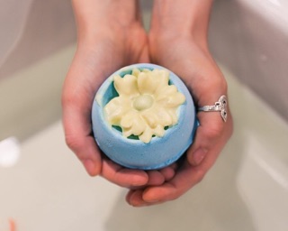 Bom tắm Floating Flower bath bomb - LUSH