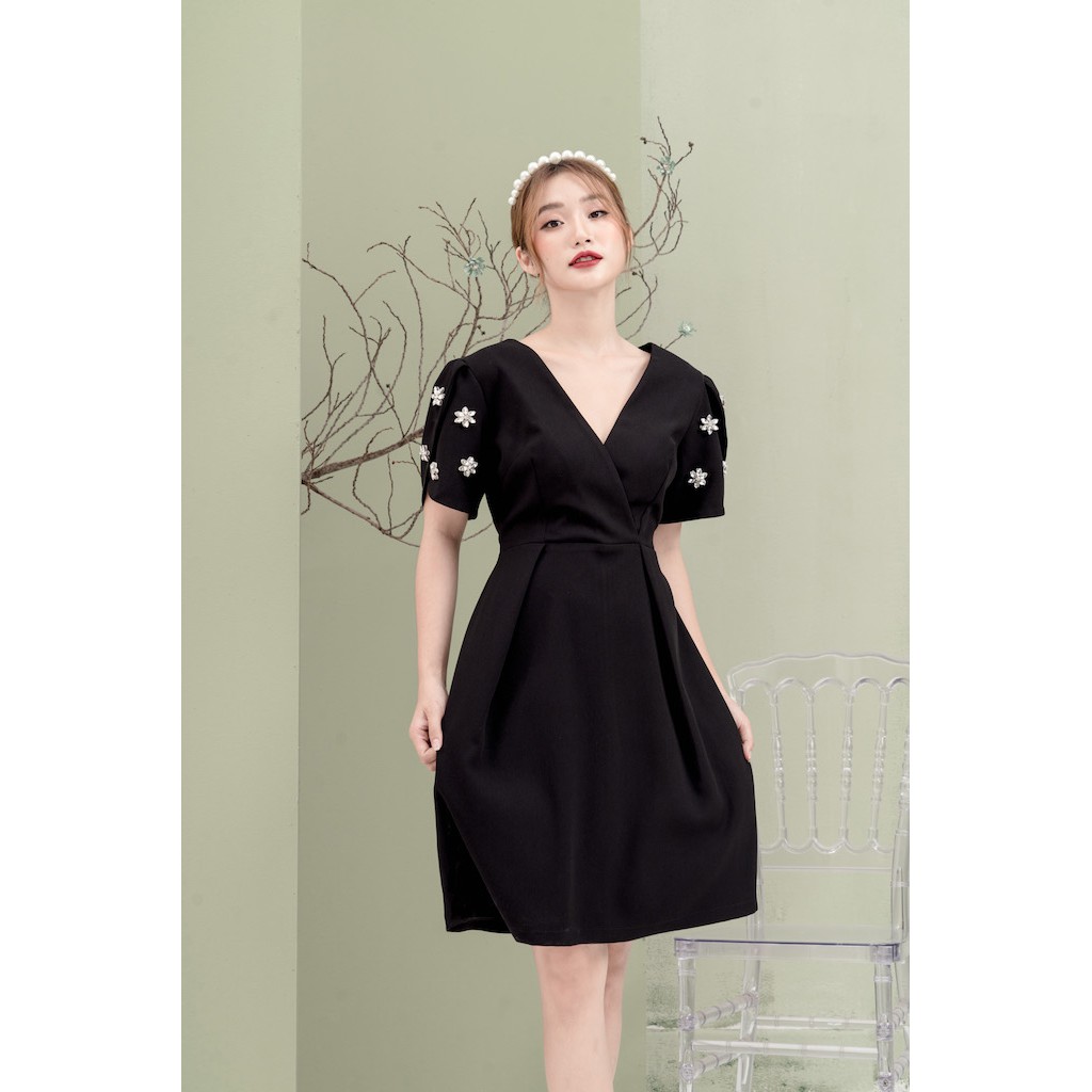 [Mã FAMALLT5 giảm 15% đơn 150k] RẬP - Đầm Đen Thân Trước Chéo Tay Đính Đá - MINT 07 | BigBuy360 - bigbuy360.vn