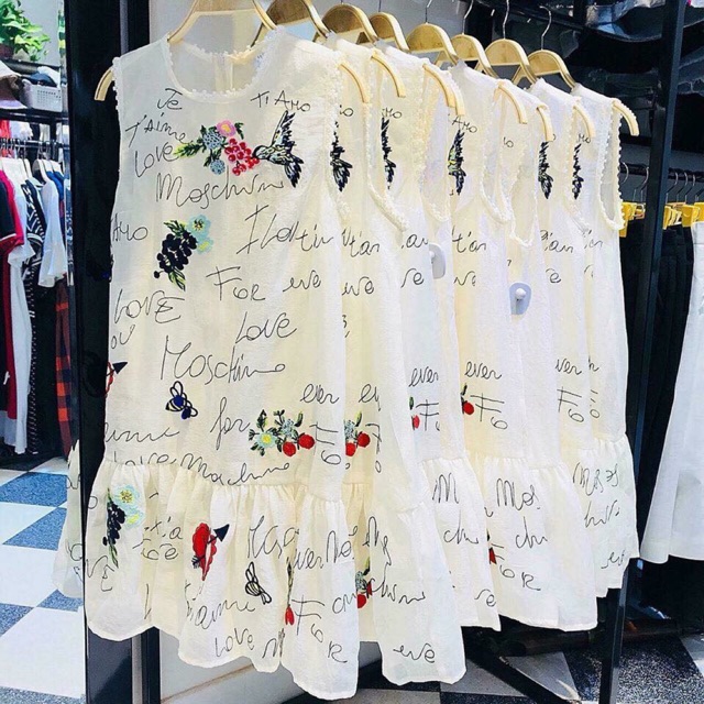 Váy thêu nổi Moschino