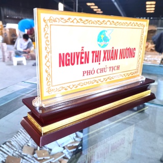 Biển chức danh mica đế gỗ 3 cấp để bàn kt 12x24cm