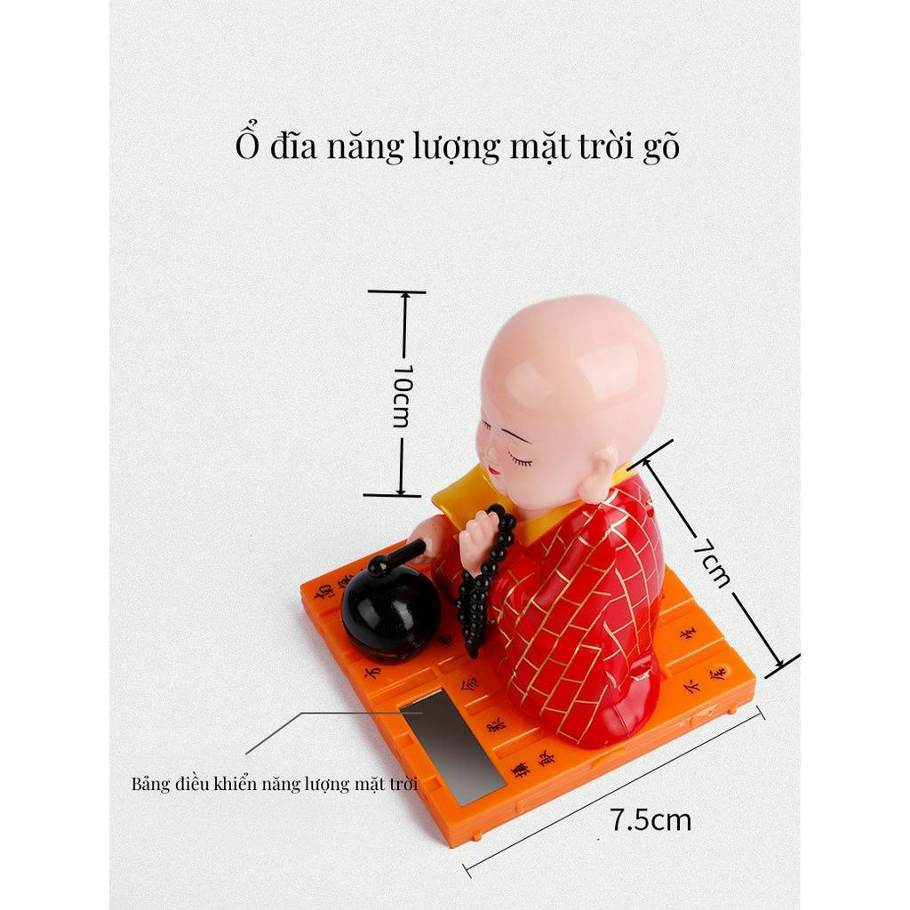 Tượng phật chú tiểu gõ mõ tụng kinh để taplo trang trí xe hơi ô tô