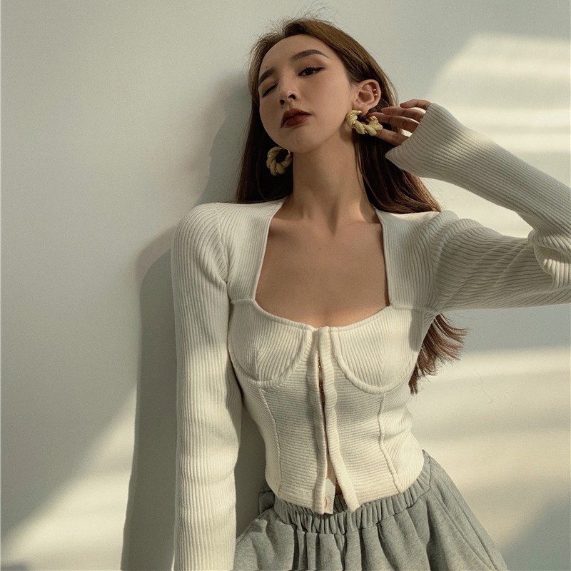 Áo thun cài nút quyến rũ