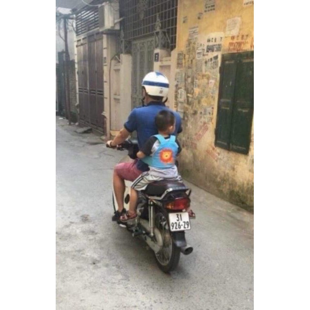 Đai đi xe máy an toàn cho bé