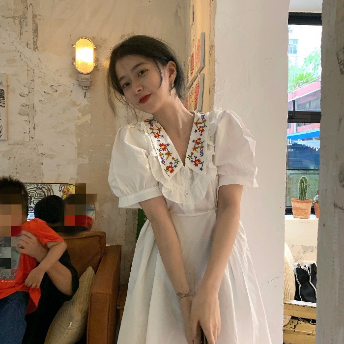 (ORDER) Váy cổ bẻ thêu hoa đỏ tay phồng xòe ngắn điệu đà vintage Hàn Quốc
