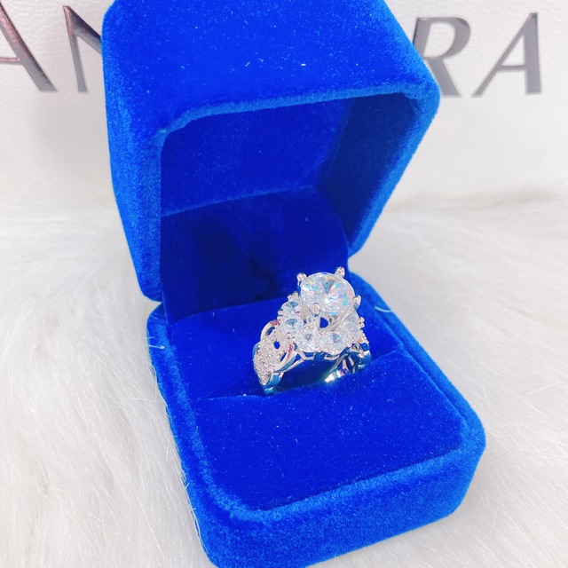 Nhẫn kim tiền hột đá trụ cao mạ bạch kim - mẫu Italy Kim Xoàn Jewelry