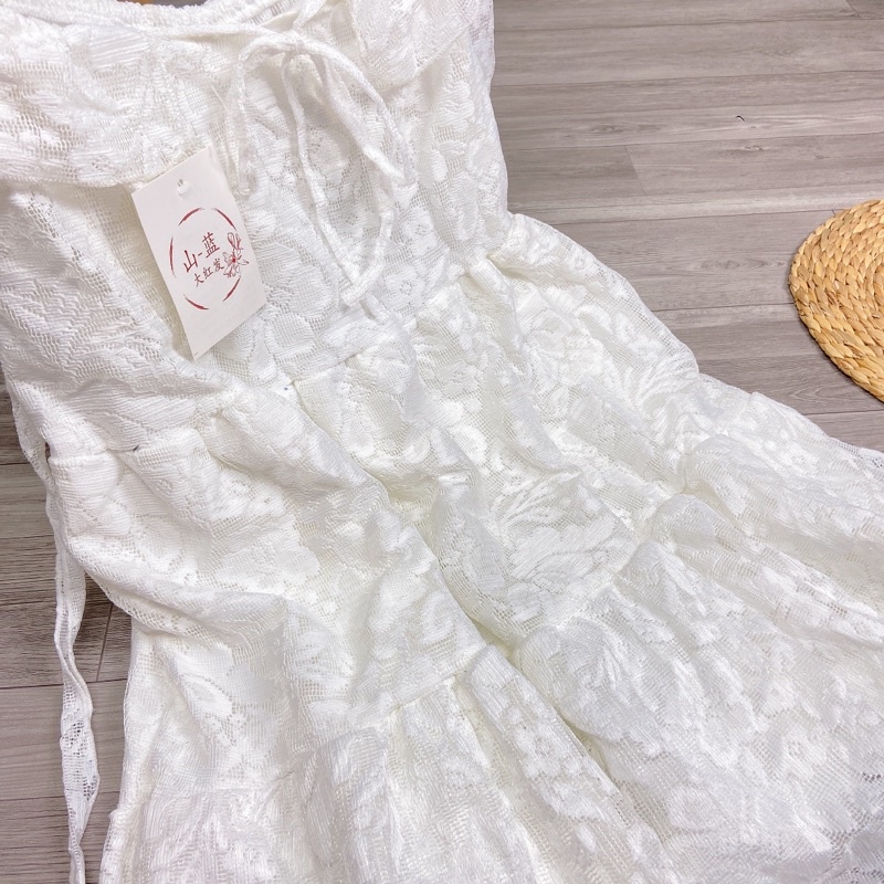 Váy Tiểu Thư Ren Trắng Bệt Vai Buộc Eo Dáng Xoè Tầng