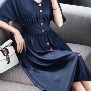 Đầm Xòe Nút Đỏ Nhúng Eo.