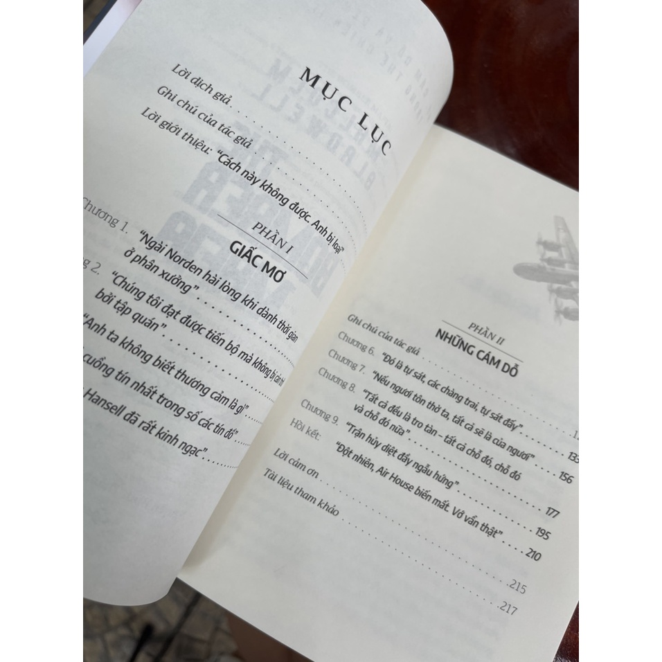 sách-The Bomber Mafia: Giấc Mơ, Cám Dỗ Và Đêm Dài Nhất Trong Thế Chiến II - Malcolm Gladwell-Saigonbooks (Bìa mềm)