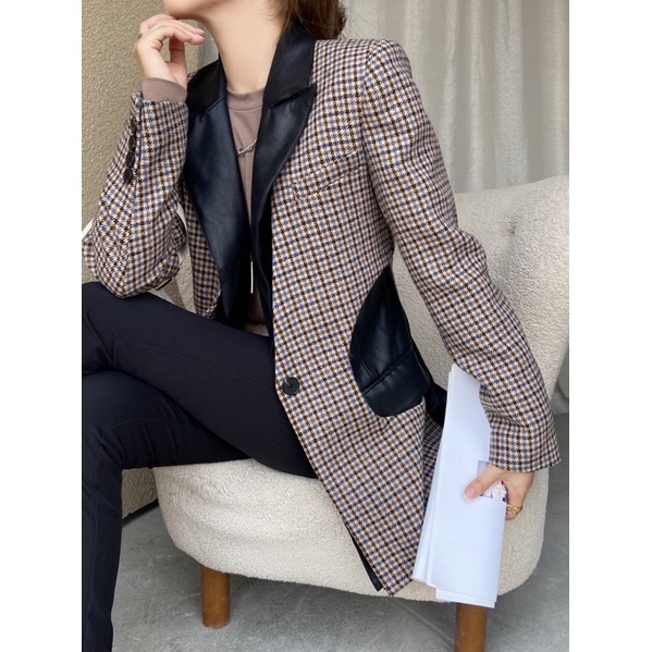 Áo blazers nữ chất liệu vải cao cấp phối da tạo nên một sản phẩm thời trang độc đáo và thời thượng