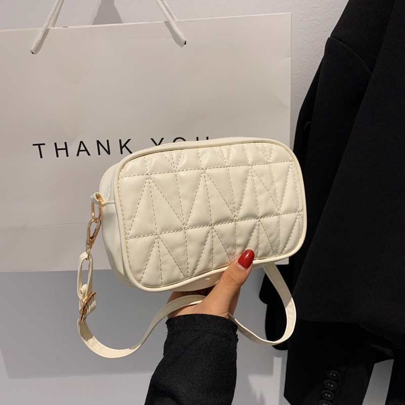 Túi đeo chéo thêu hình vỏ sò thời trang mùa thu 2021