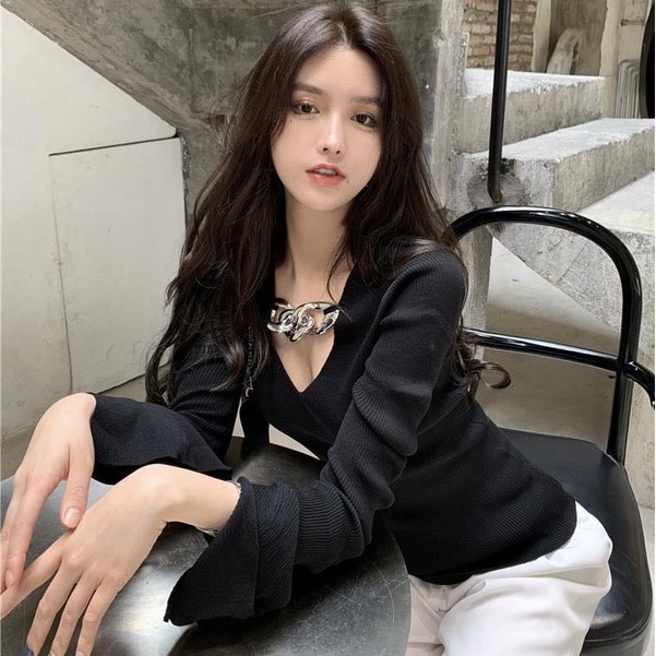 QADCOL Áo dệt kim tay loe cổ chữ v xẻ tà phong cách retro quyến rũ cho nữ