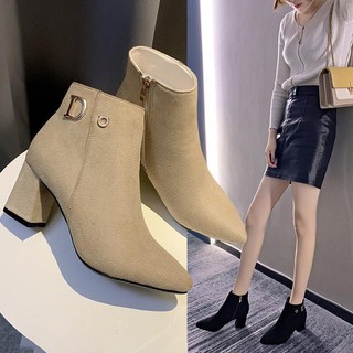 FORM BÉ (LẤY TĂNG 1 SIZE)_Bốt nữ da lộn lót lông khuy có chữ D và O ( mã 668 - bốt D và o)