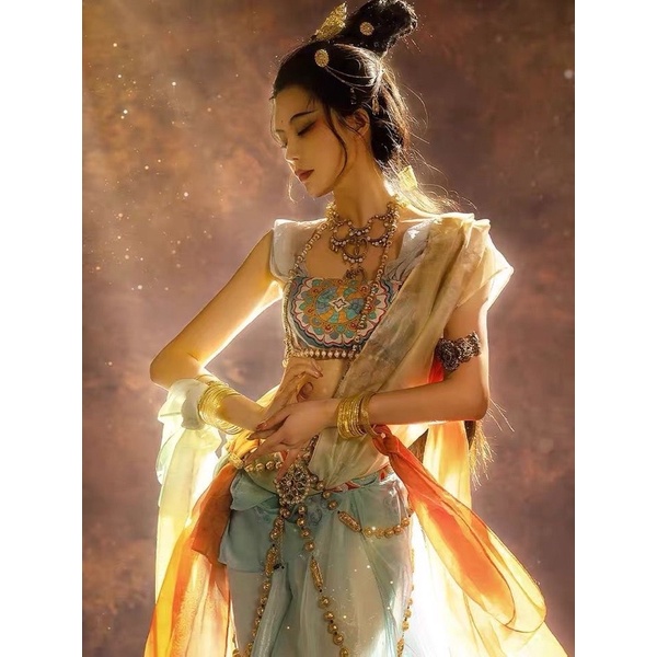 Trang phục đôn hoàng hở eo dáng quần váy