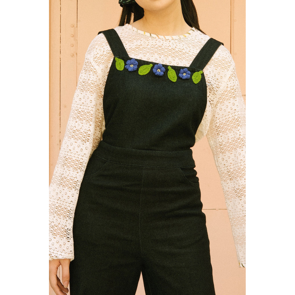 [Mã WABRHI5 giảm 15% đơn 599K] Yếm quần dài vải denim xanh đen đính hoa lá làm bằng len | BigBuy360 - bigbuy360.vn