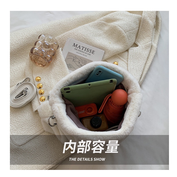 Túi xách messenger IELGY nhồi bông đeo dưới cánh tay phối dây xích hợp thời trang