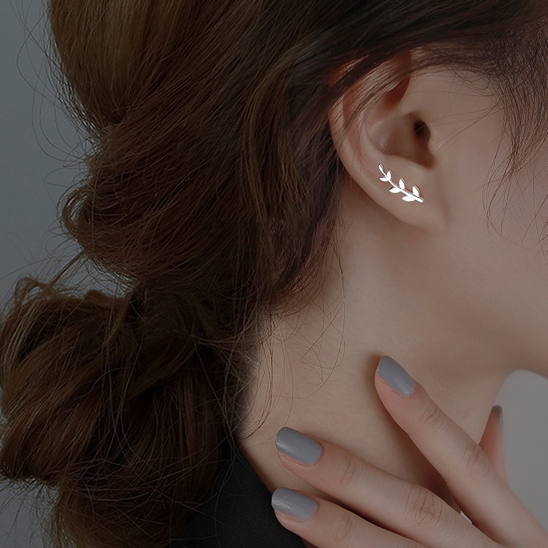 Đôi khuyên tai đinh tán S925 hình chiếc lá đơn giản không đối xứng thời trang dành cho bạn nữ