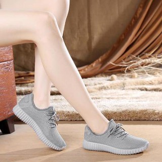 Giày thể thao màu xám