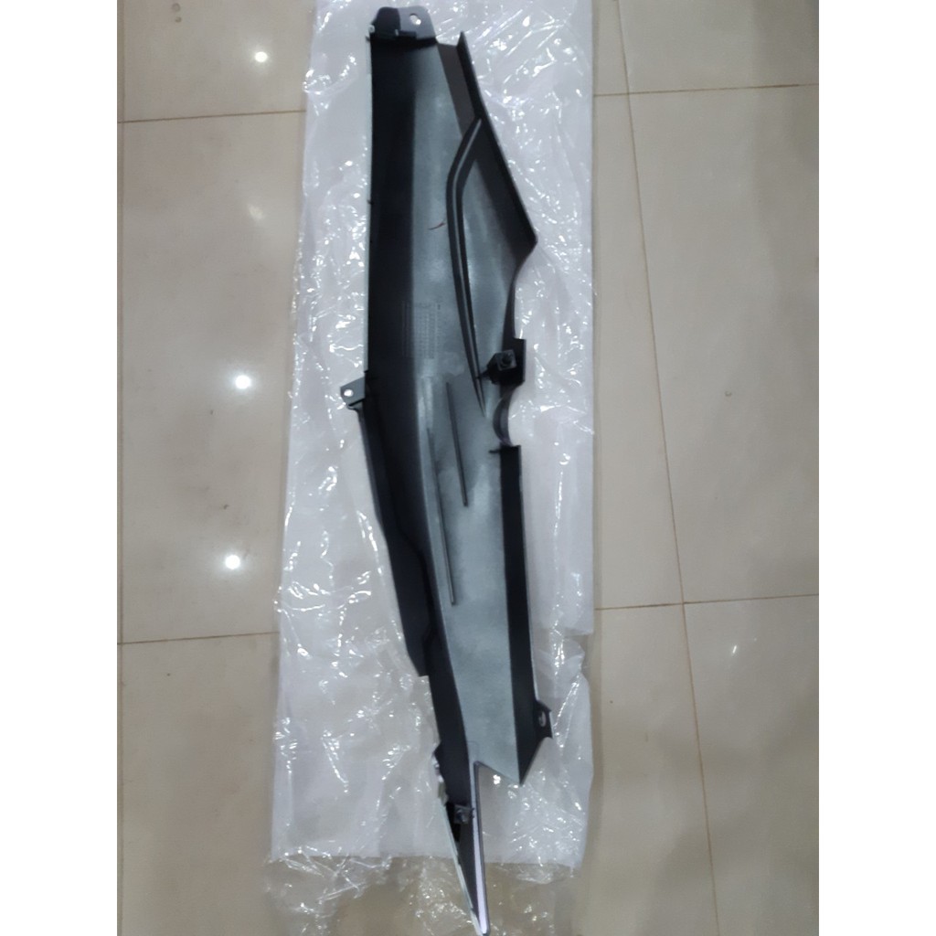 Ốp sườn Sirius bạc Yamaha