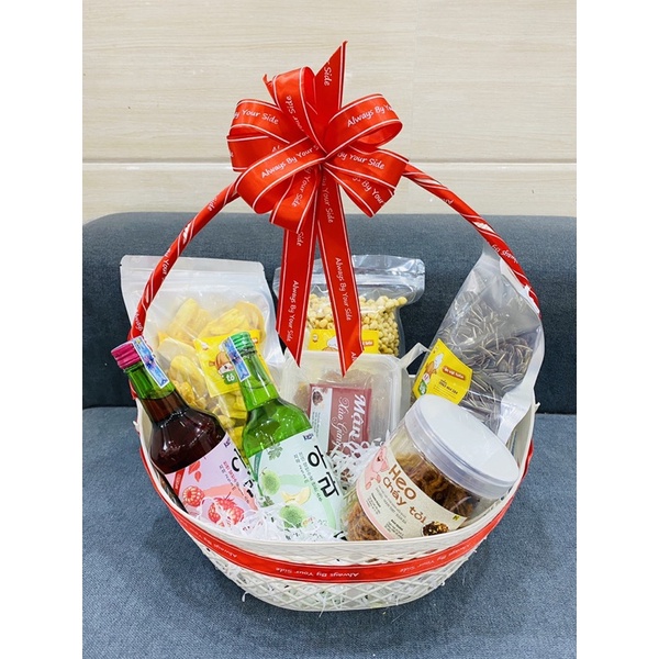 Giỏ quà tết ăn vặt cho các bạn trẻ