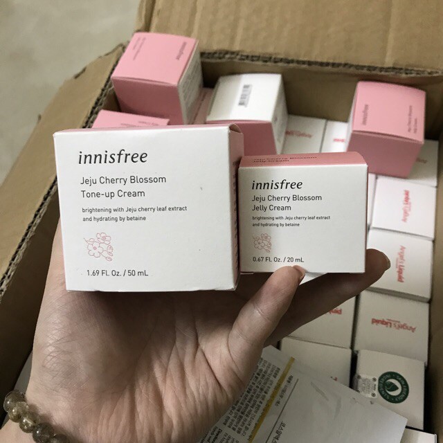 Kem Dưỡng Trắng Da Innisfree Jeju Cherry Blossom Tone Up Cream