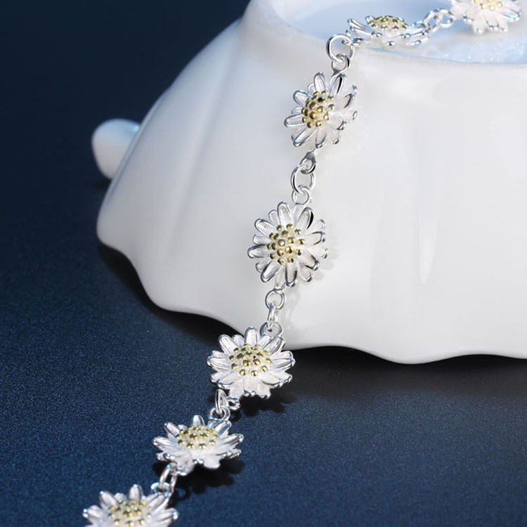 Lắc tay màu bạc đính hoa thiết kế dễ thương