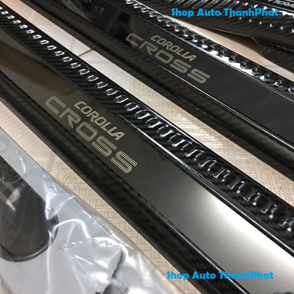 Ốp Bậc Cửa, Nẹp Bước Chân Toyota Cross 2020 2021 2022 2023 Mẫu Carbon Chất Lượng Loại 1