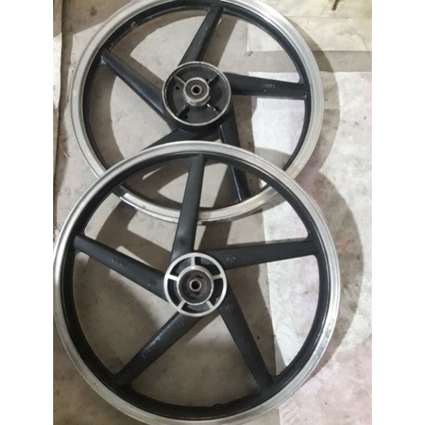 Cặp mâm 5 cây hay 6 cây đĩa wave.rã xe.nguyên xi.loại tốt.có trầy.