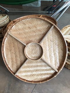 Mẹt tre chia ngăn.
