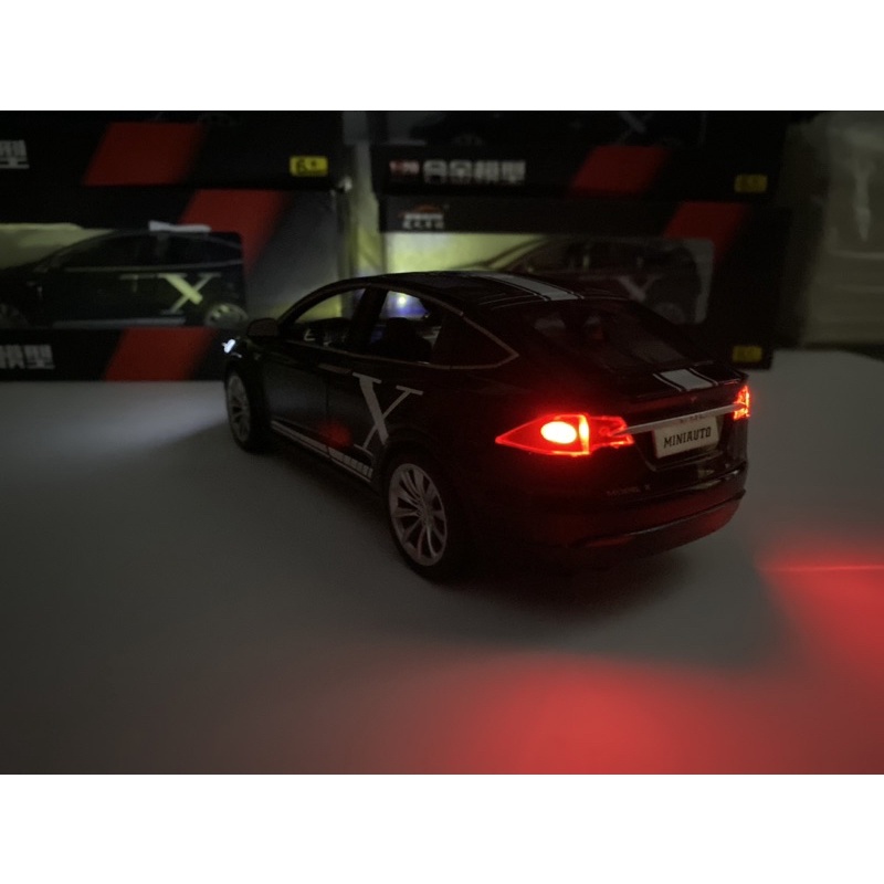 Mô hình xe Tesla X tỉ lệ 1:20