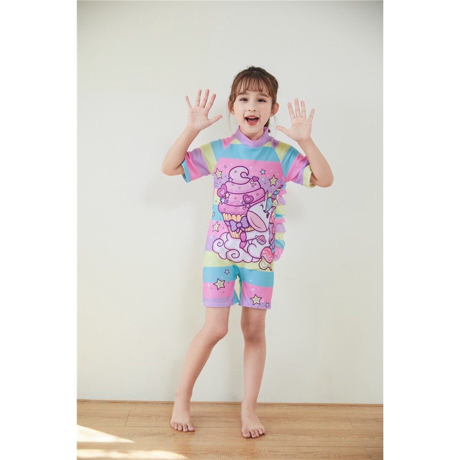 Đồ bơi bé gái liền thân họa tiết CÔNG CHÚA KỲ LÂN tay ngắn bao gồm nón bơi (Mẫu mới 2022)