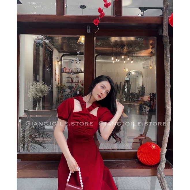 Váy nhung đỏ dài cổ chéo