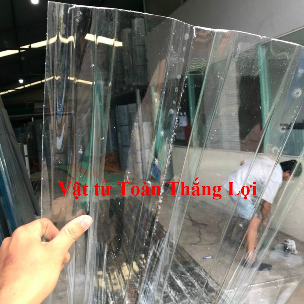 (Khổ rộng 1,07m x dài 2m x dày 5.9 dem) tôn nhựa PoLy lấy ánh sáng màu TRONG SUỐT che nắng mưa