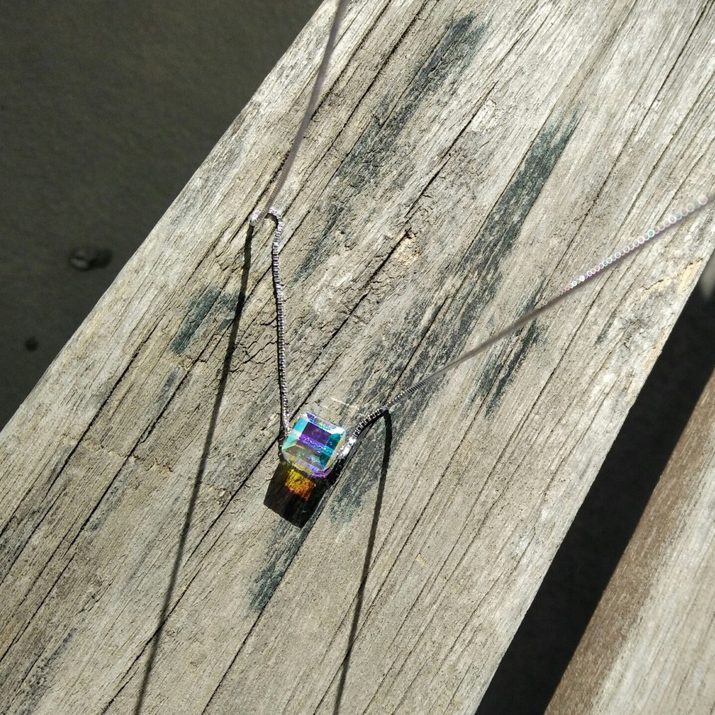 Dây chuyền kèm mặt pha lê swarovski khối vuông lập phương ánh sáng aurora
