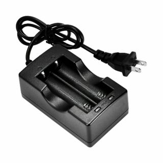Bộ sạc pin đa năng li-ion cho các loại pin 18650. Có dây. Có đèn báo tín hiệu. Tự động ngắt dòng điện khi sạc đầy