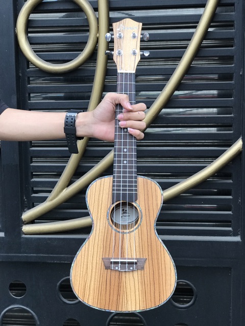 Đàn Ukulele Gỗ (size concert) kích thước 24inch giá rẻ.