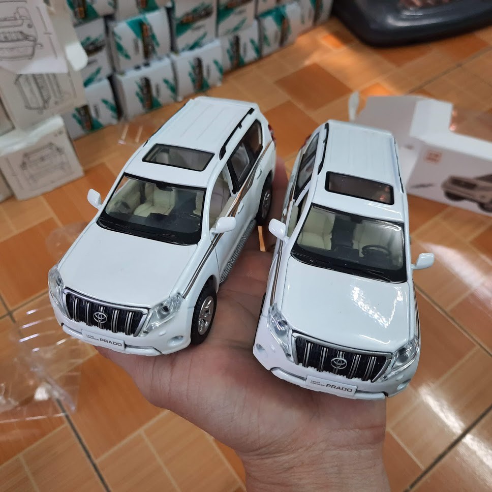 Mô hình xe toyota Land cruiser Prado tỉ lệ 1:32 bằng kim loại đồ chơi trẻ em