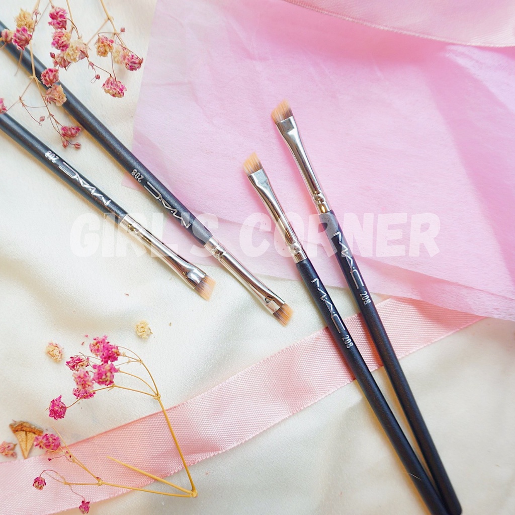 Cọ vẽ mày MAC SYNTHETIC ANGLED BROW BRUSH 208