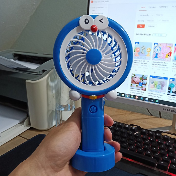 [Free ship] Quạt Mini Cầm Tay 2 Chế Độ Gió Sử Dụng Pin Sạc Hình Doraemon Có Đèn Led Và Chân Đế Để Bàn Tiện Dụng