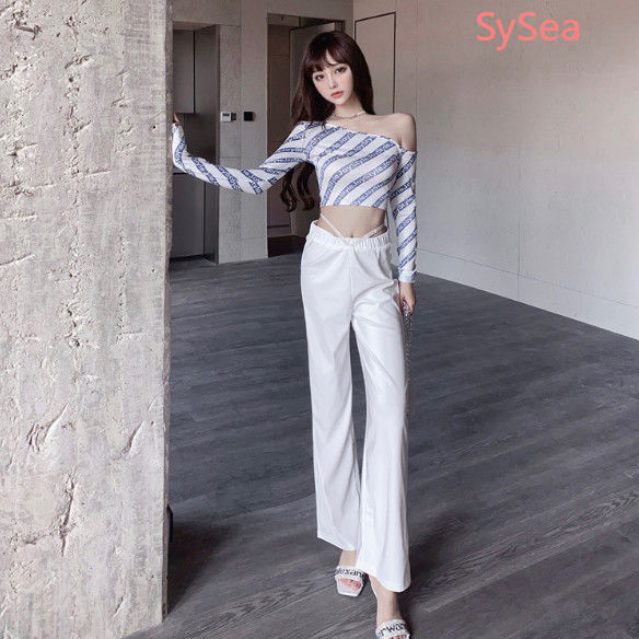 Áo Croptop Trễ Vai Hoạ Tiết Kẻ Sọc Trắng Thiết Kế Thanh Lịch