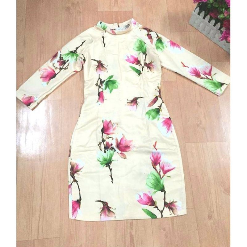 Áo dài cách tân nền hoa