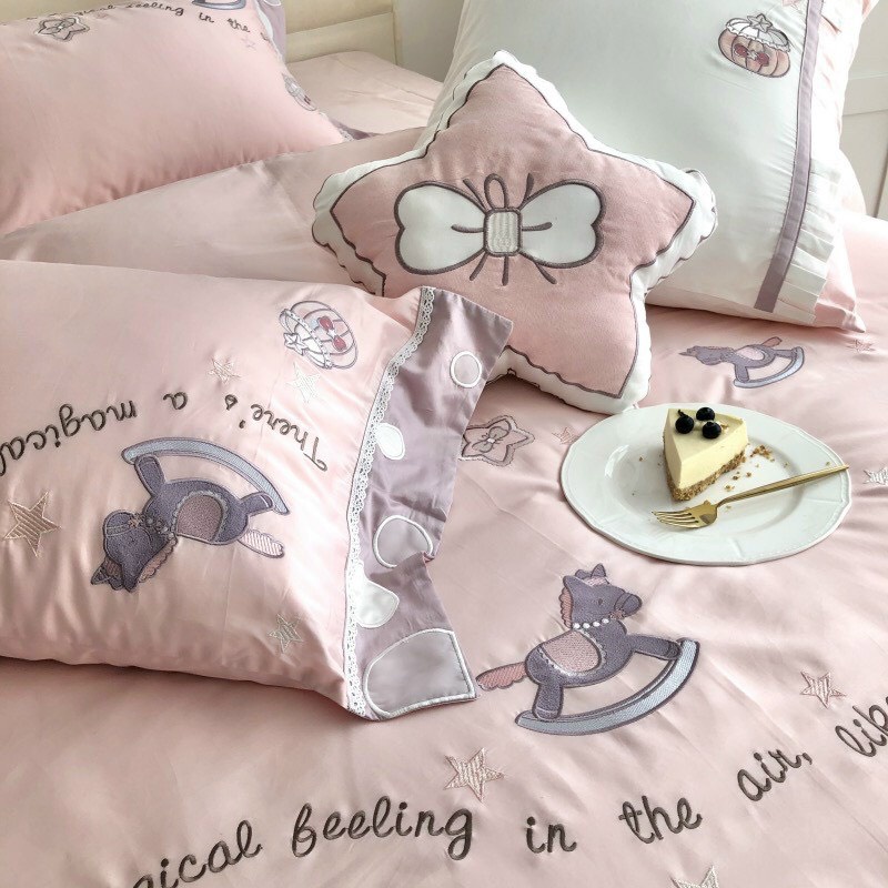 Trọn Bộ CHĂN GA GỐI, DRAP Hàng Lụa Thêu 60S HỌA TIẾT HOẠT HÌNH HỒNG Cho Bé Gái (7 món).Siêu Cấp Đáng Yêu Dễ Thương