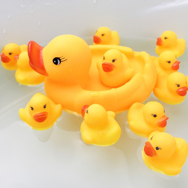 Đàn vịt thả hồ tắm cho bé gồm 1 mẹ và 3 con