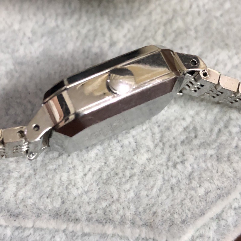 Đồng hồ nữ dạng lắc dây kim loại thuơng hiệu seiko nhật bản