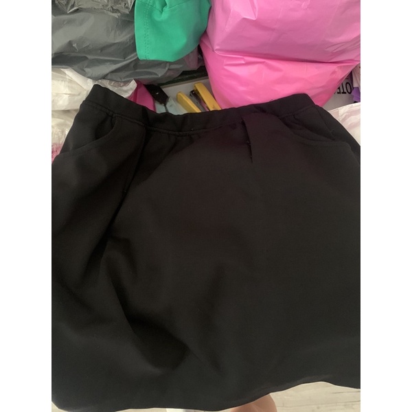 Chân váy đen xẻ