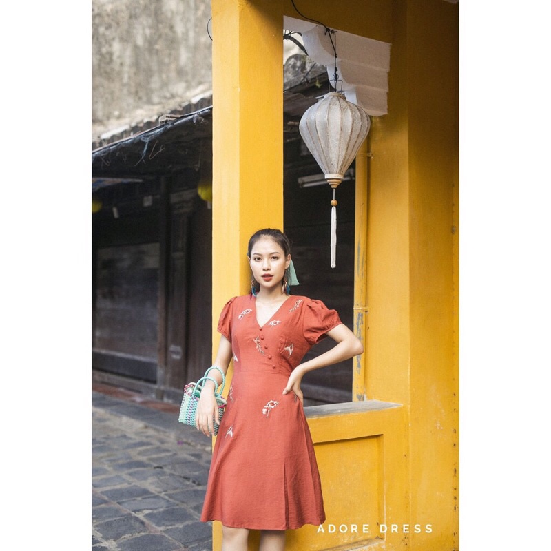 Váy cam đất  size S vạt chồng thêu hoa nguyên giá 680.000d