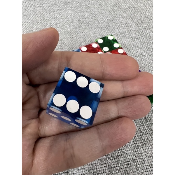 1 viên xí ngầu màu siêu đẹp có thể chơi dice stacking