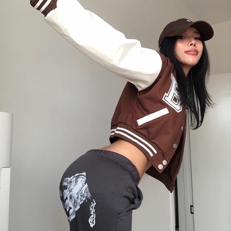 [Mã FAMARAL1 giảm 10K đơn 50K] Áo khoác varsity jacket màu nâu logo B dáng ngắn có túi